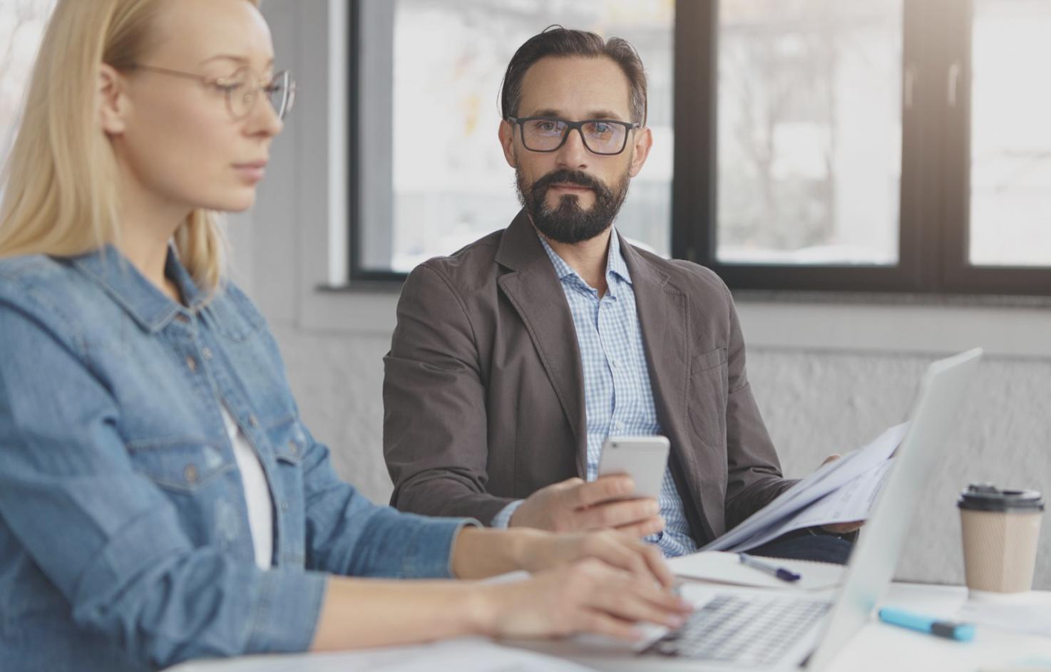 Groupe de participants échangeant lors d'une session de formation